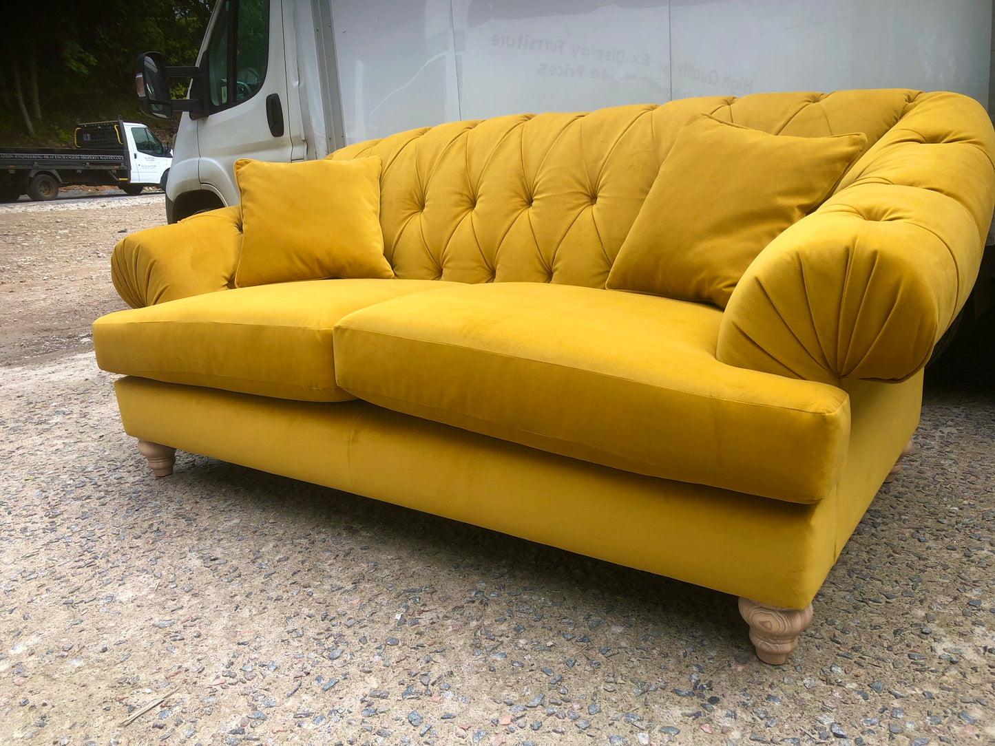 Mellow Yellow! Stunning 3 Seater Sofa